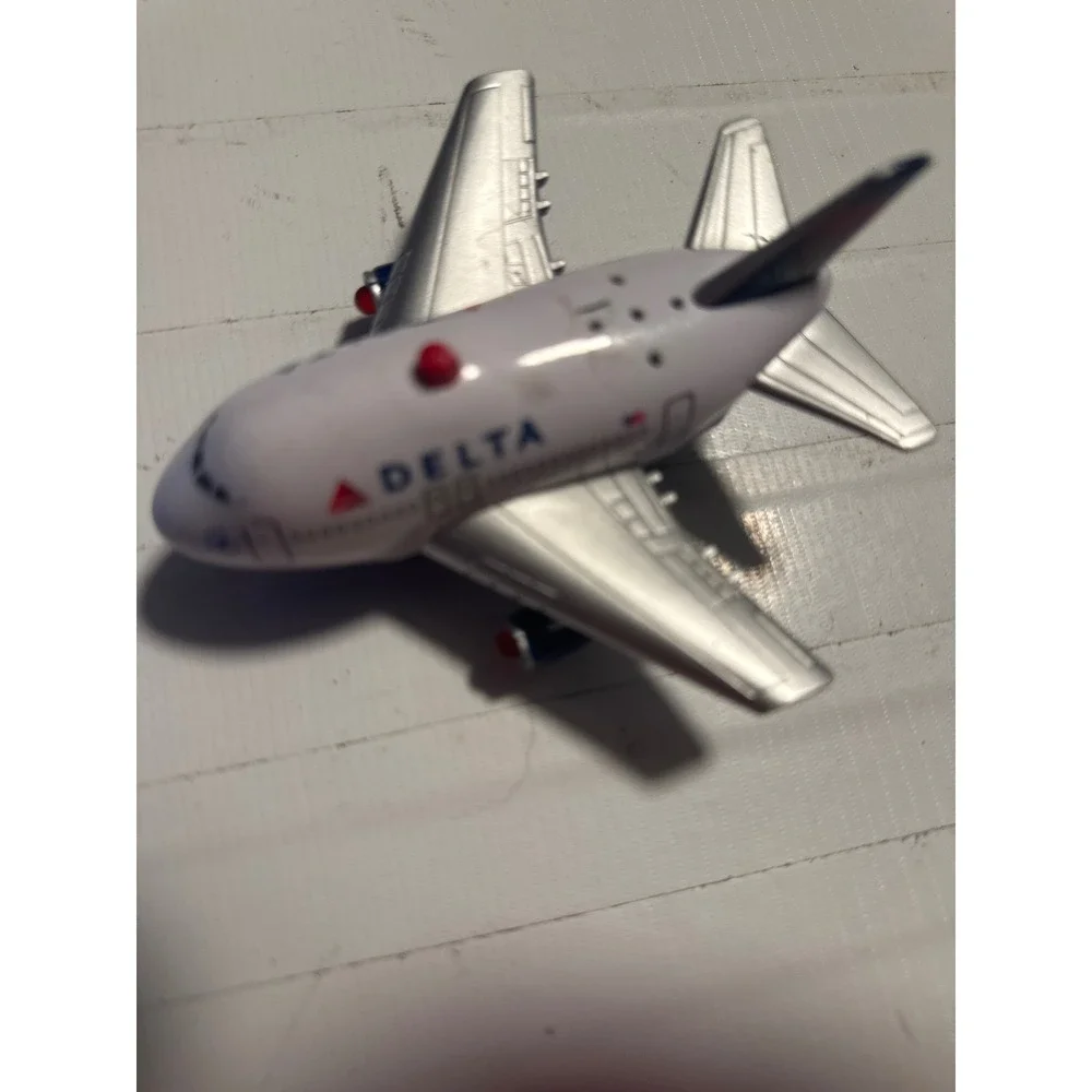 Daron Delta Airplane Toy Kids OS White‎ Good Stylized Jet Pull Back